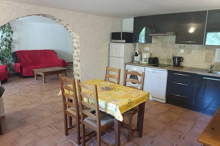 Gîte pour 4 personnes, avec jardin et piscine à Crestet - 2