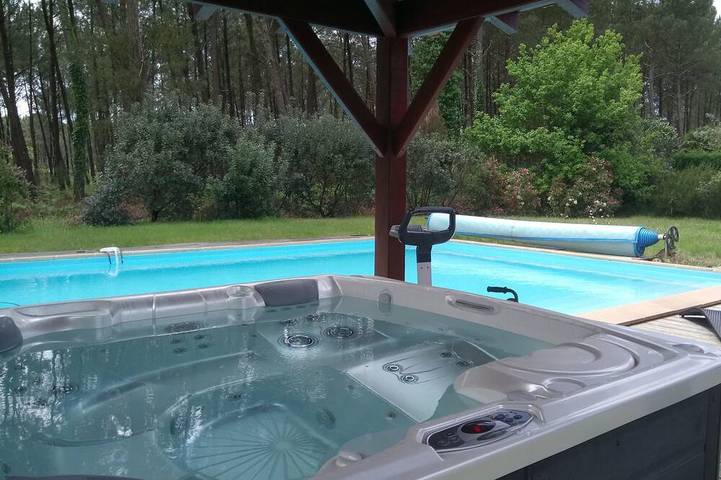 Ferienhaus für 8 Personen, mit Whirlpool und Terrasse sowie Garten in Messanges