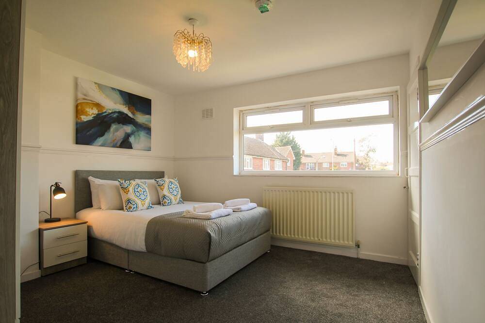 New Hey Road - sleeps 5 guests in 3 bedrooms in Merseyside