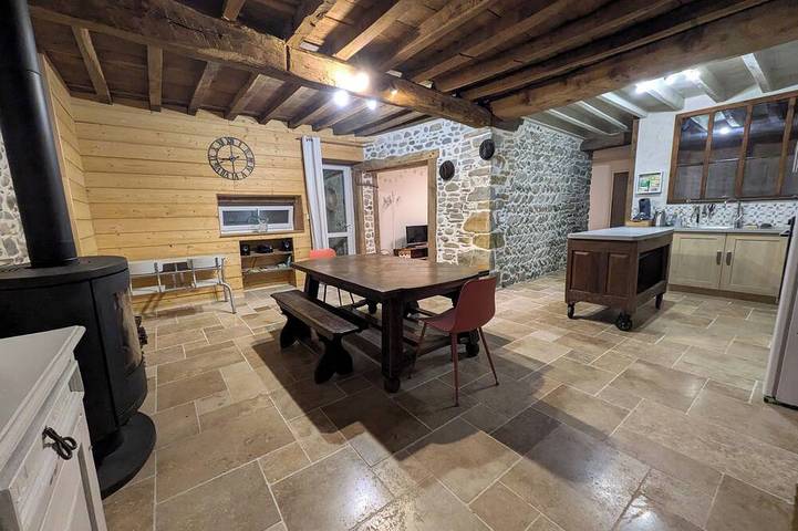 Gîte pour 4 personnes, avec Jardin à Précilhon