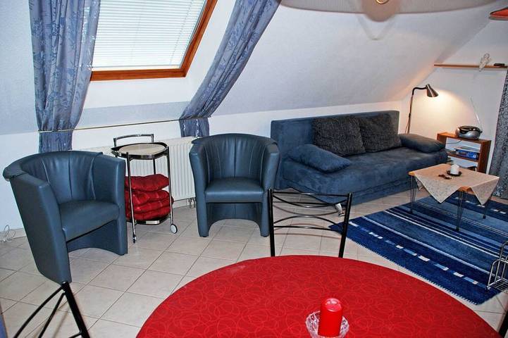 Ganze Wohnung, Ferienwohnung mit Sonnenbalkon 02 - Gästehaus Kapitän Winston in Lauterbach (Rügen), Putbus