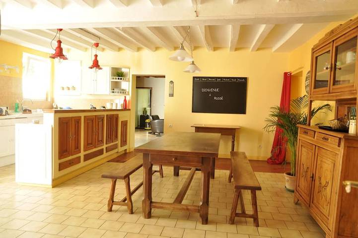 Location de vacances pour 14 personnes, avec jardin et terrasse, animaux acceptés à Allonnes