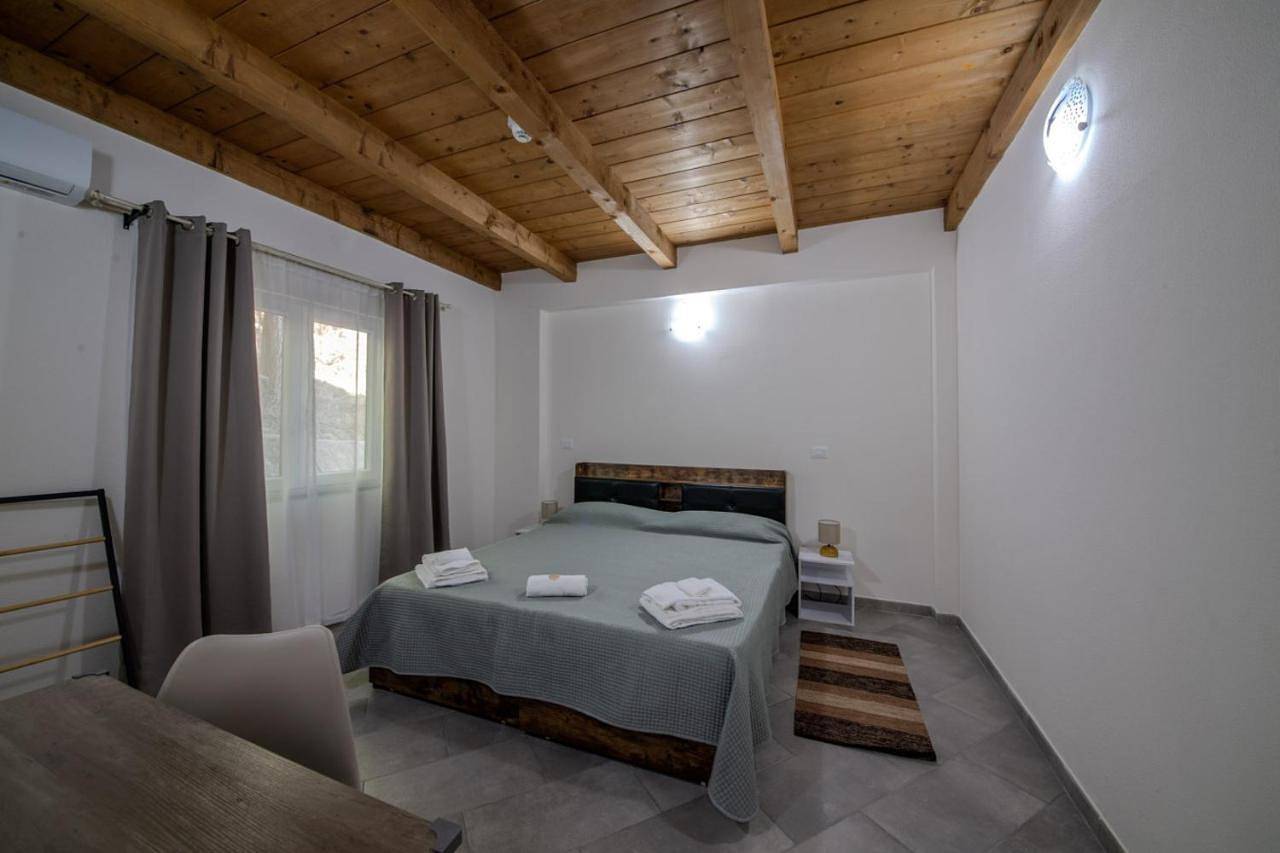 Casale in legno nella natura laziale in La Storta, Rome