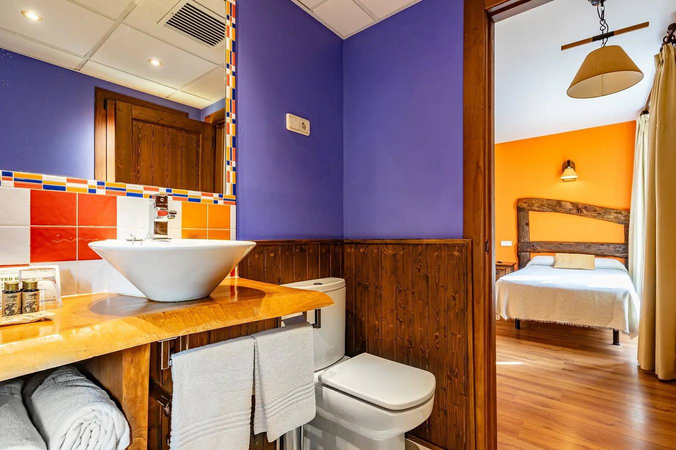 Room 'El Avellano' with Shared Pool, Garden and Wi-Fi in Gamonedo, Cangas de Onís