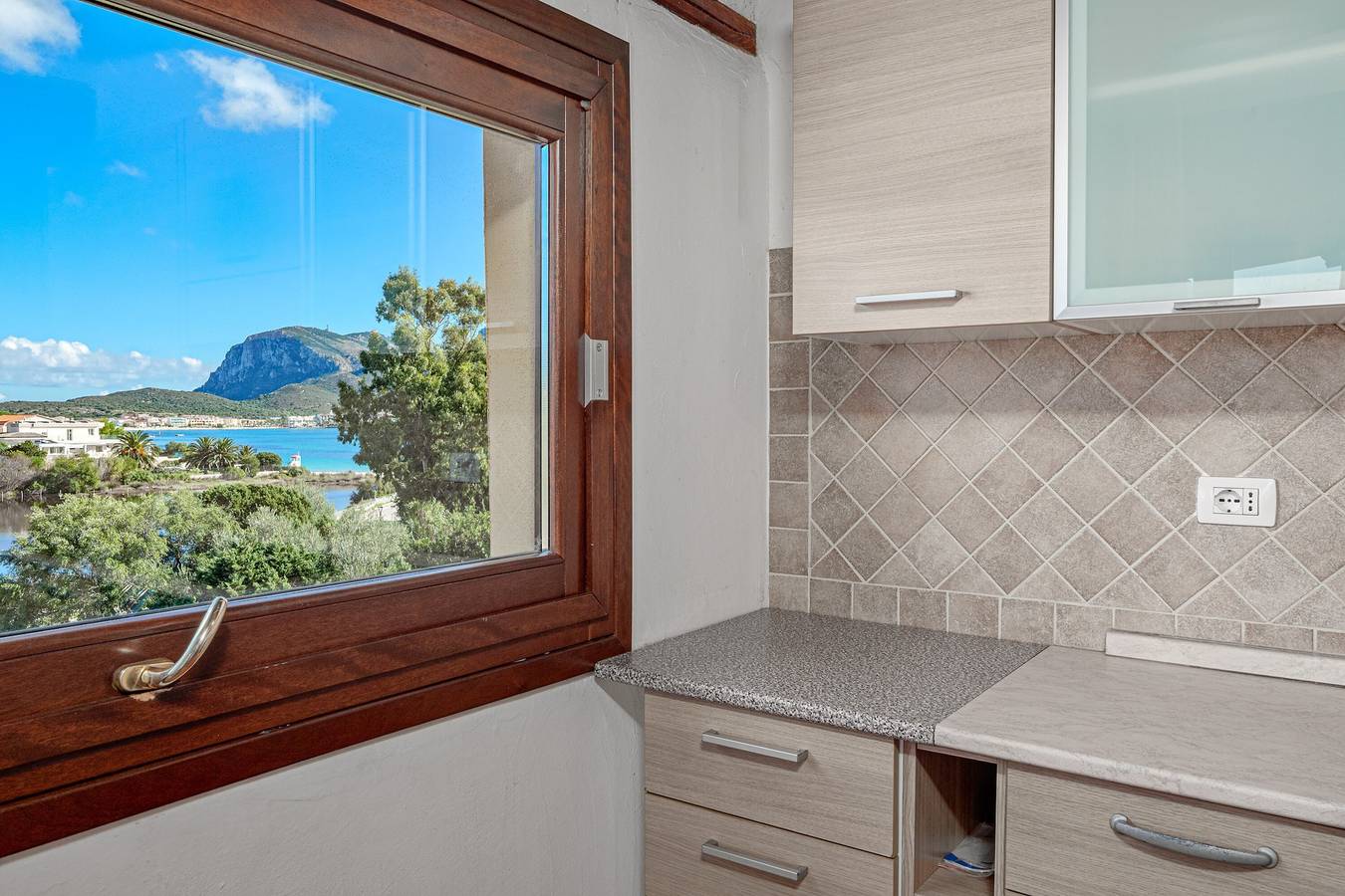 Casa Vacanze 'Orizzonti 34' con vista mare, terrazza privata e aria condizionata in Baia Caddinas, Golfo Aranci