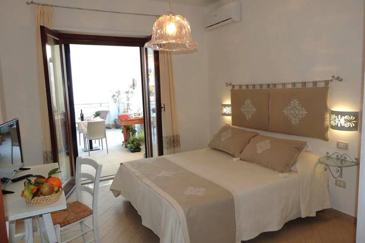 Chambre d’hôte pour 3 personnes, avec Balcon ainsi que Terrasse et Vue à Oristano