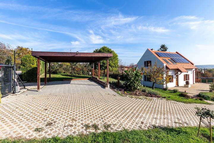 Ferienhaus für 6 Personen, mit Terrasse und Seeblick in Balatonalmadi