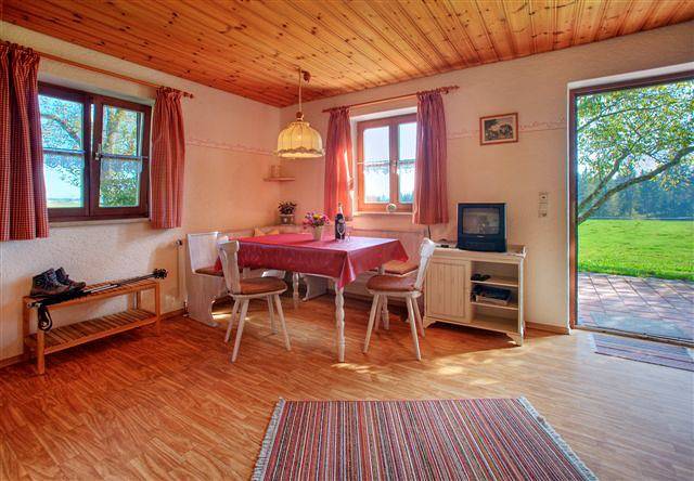 Ganze Ferienwohnung, Haus Klinger - Ferienwohnung B mit Terrasse für 1 bis 4 Personen, 40 qm in Seebruck, Chiemsee