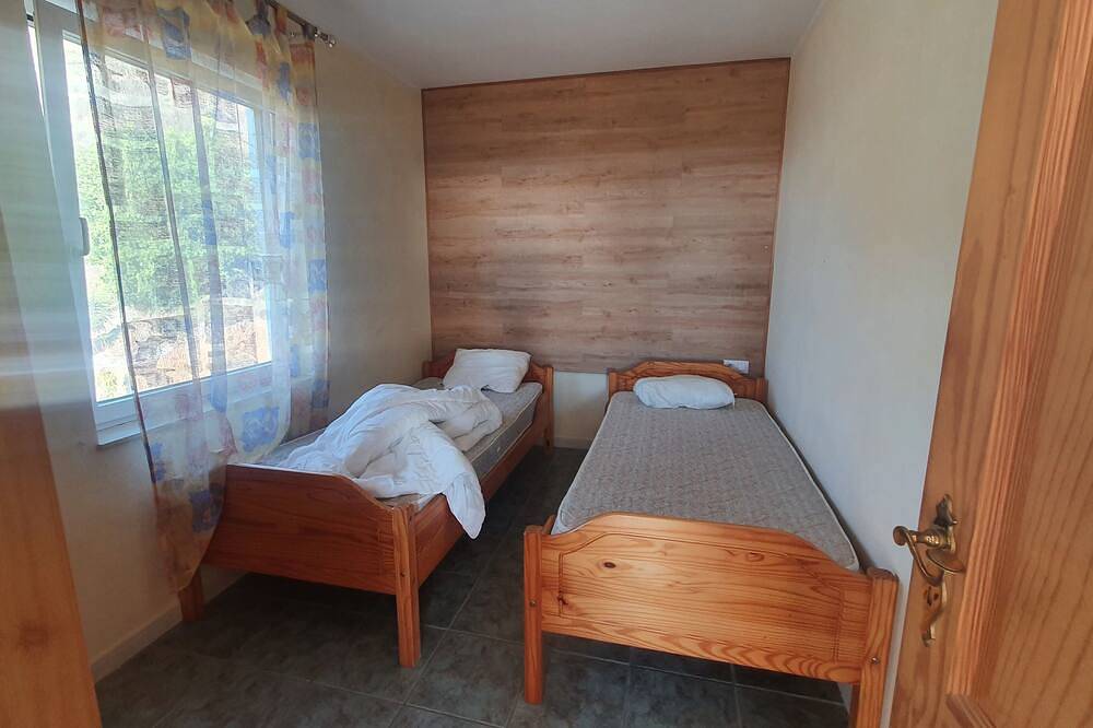 Ganze Wohnung, Ferienwohnung 1 auf der schön gelegenen Finca mit Pool und Meerblick in Sayalonga, Costa del Sol