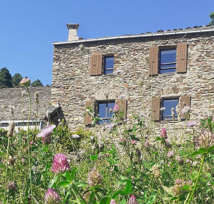 Location de vacances pour 3 personnes, avec jardin ainsi que piscine et vue, animaux acceptés à Saint-Privat-de-Vallongue