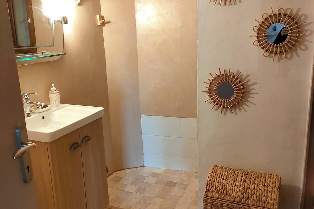 Apartamento entero, Accommodation with terraces and swimming pool in the center of the village of Le Barroux in Le Barroux, Parque natural regional del Mont Ventoux