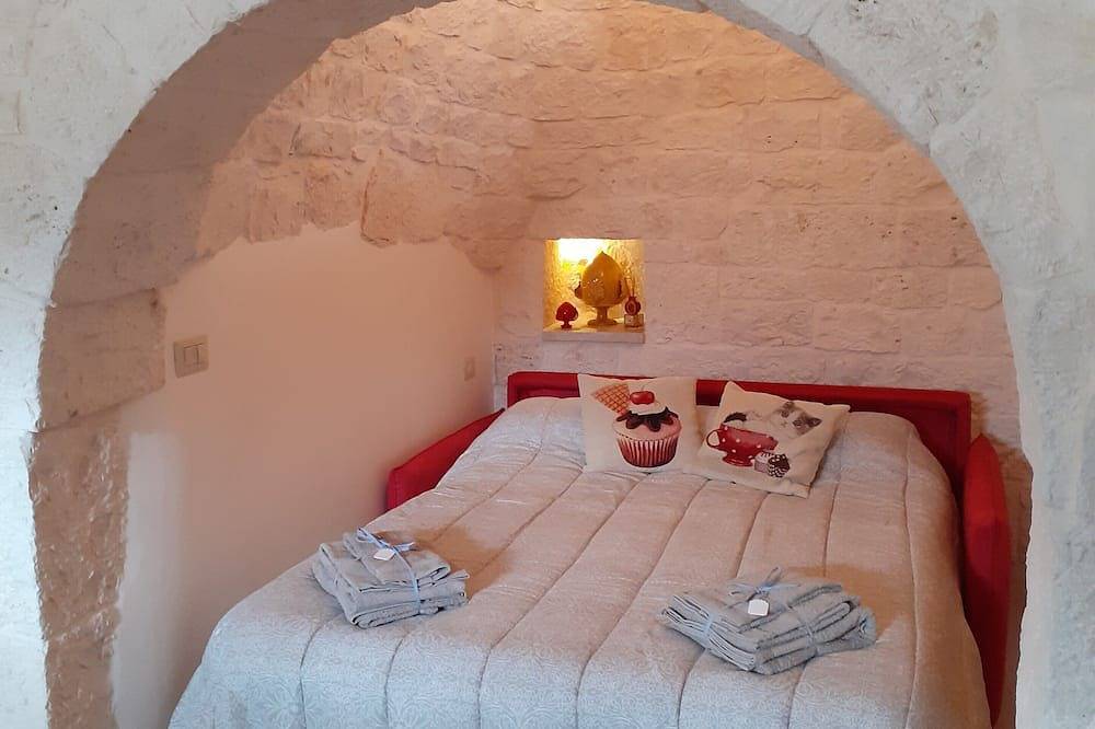 Trullo surrounded by nature with a beautiful view a stone's throw from the center in Alberobello, Alberobello und Umgebung