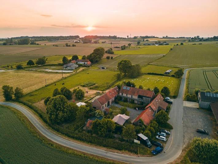 Chambre d’hôte pour 20 personnes, avec piscine et jardin ainsi que vue et sauna dans Saint-Genois