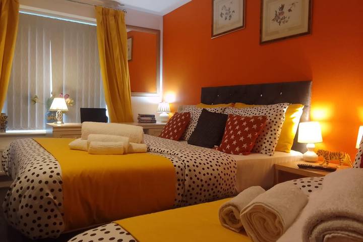 Holiday letting for 10 people, child-friendly in Walsall