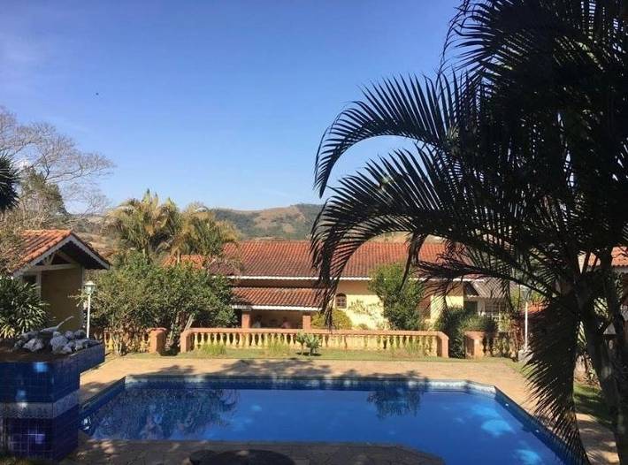 Casas e apartamentos de temporada para 20 pessoas, com piscina e balcão e ainda vista and jardim em Piracaia