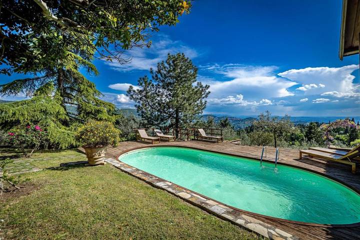 Ferienwohnung für 3 Personen, mit Terrasse und Garten sowie Pool und Ausblick