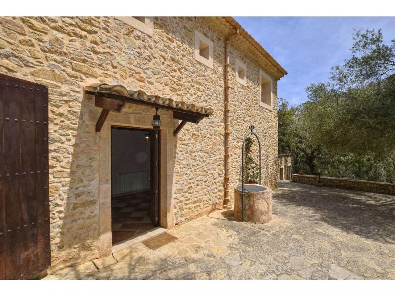 Beautiful country house with pool located in a privileged environment in Petra, Majorca Center
