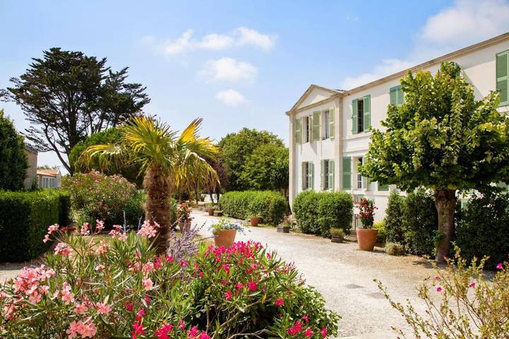 Parc de vacances pour 2 personnes, avec Terrasse et Jardin ainsi que Piscine et Sauna en Charente-Maritime