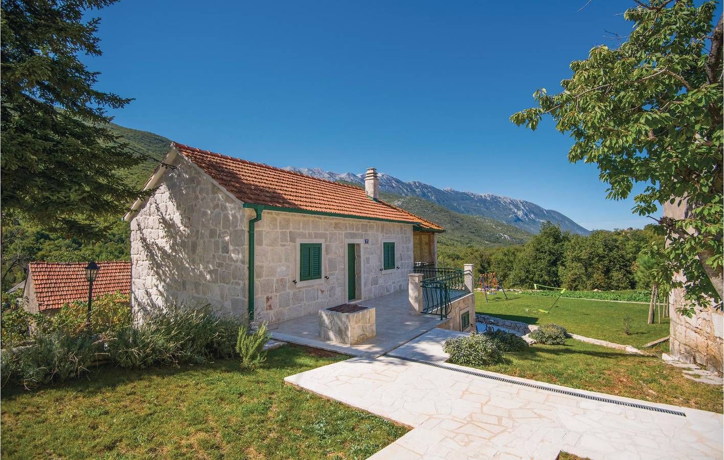 Geräumige 2-Zimmer-Wohnung mit Pool, Terrasse und WLAN in Zagvozd, Makarska Riviera
