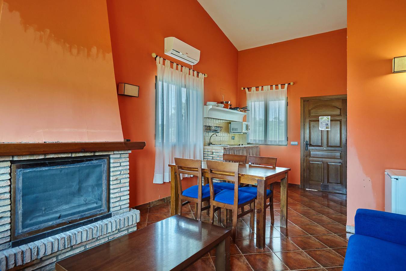 Casa rural 'Casa El Águila' con vistas a la montaña, piscina compartida y aire acondicionado in Aldeaquemada, Sierra Morena