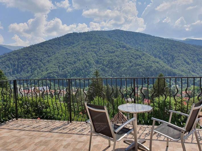 Gîte pour 3 personnes, avec bassin pour enfant ainsi que jacuzzi et jardin à Sinaia
