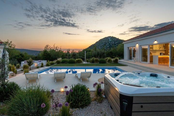 Villa für 6 Personen, mit Whirlpool und Terrasse sowie Garten und Seeblick in Kroatien