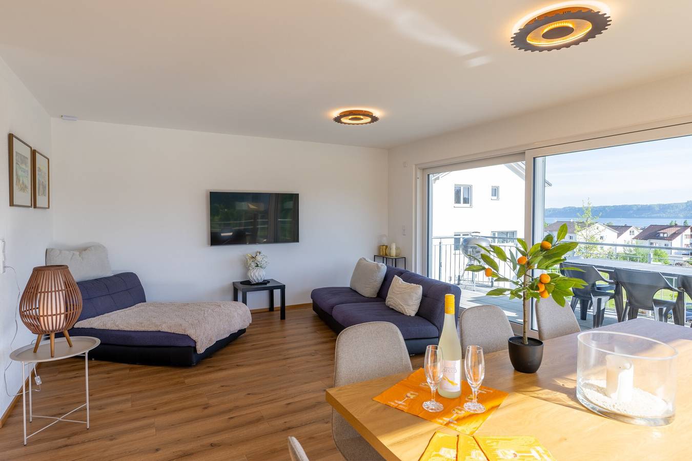 Entire apartment, Aura Upper Floor Holiday Home with Lake View, Alpine Panorama, Balconies, Garden & Wi-Fi in Bodman-Ludwigshafen, Landkreis Konstanz