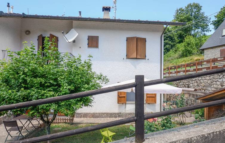 Agriturismo per 4 persone, con terrazza, con animali domestici in Provincia di Lucca
