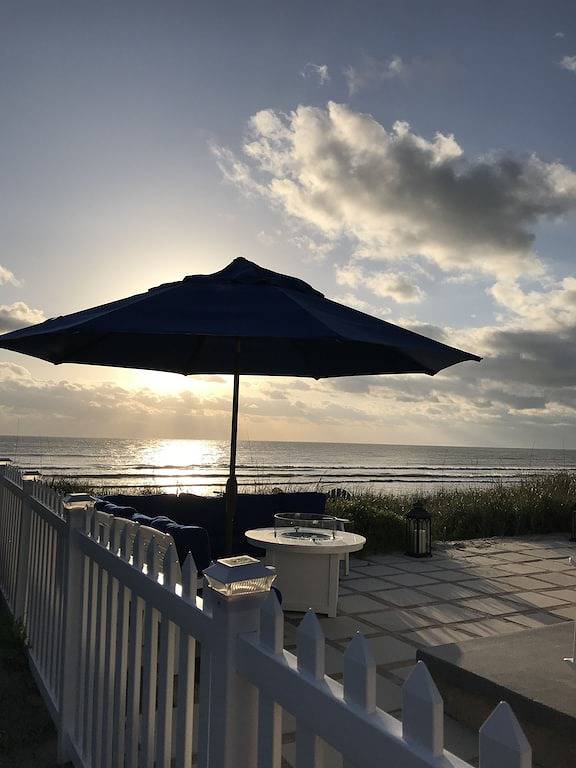 Charming Direct Oceanfront 1940 Beach Cottage in der perfekten Lage! in New Smyrna Beach, Florida