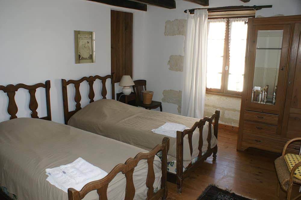 Magnifique maison, 12e siècle, piscine privée, 25 personnes, 12 chambres in Pillac, Charente