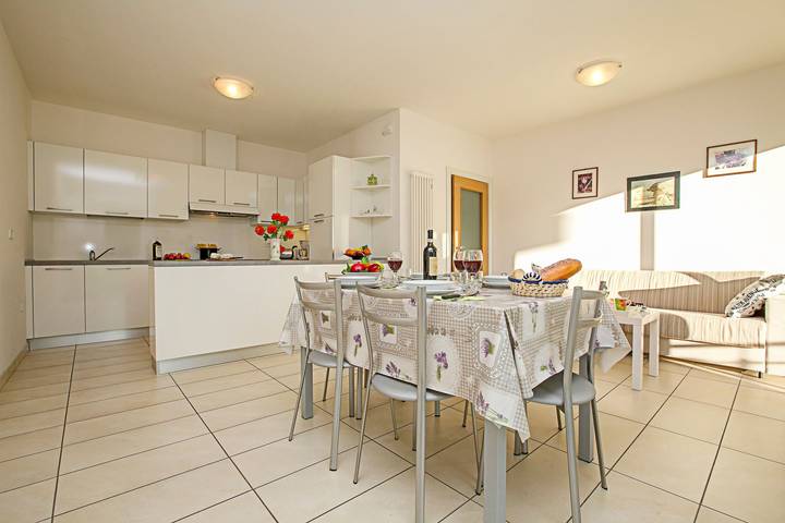 Ferienwohnung für 4 Personen, mit Balkon und Garten in Nago-Torbole