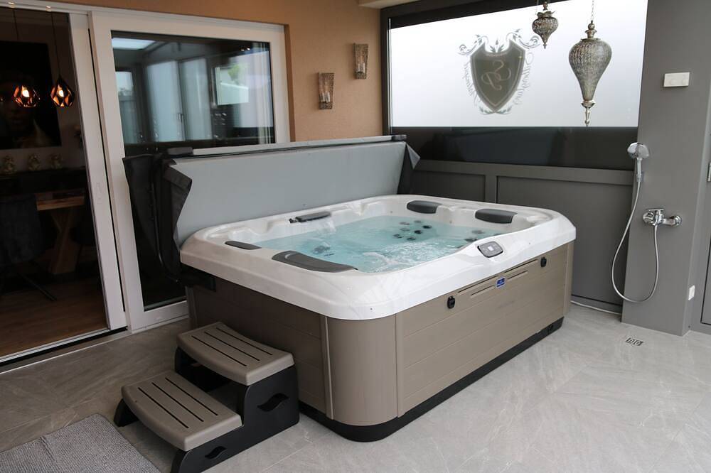 Ganze Wohnung, Garten/Whirlpool/Kombisauna große Küche, Regendusche.\nsehr modern in Habscheid, Eifelkreis Bitburg-Prüm