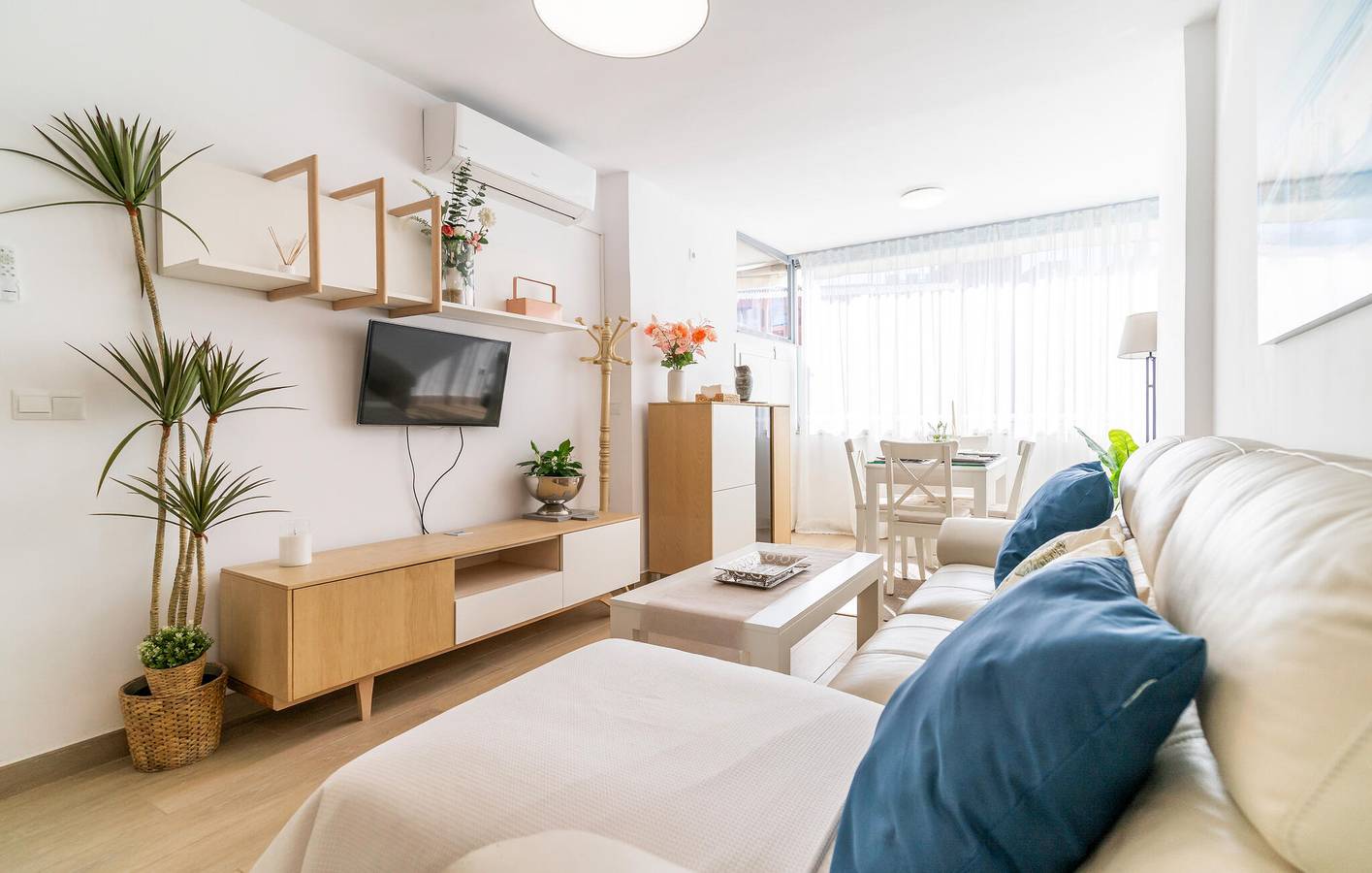 Apartamento vacacional entero, Acogedor Apartamento con WiFi, AC & Parking, Terraza - ¡Cerca de la Playa de San Francisco! in Myramar, Fuengirola
