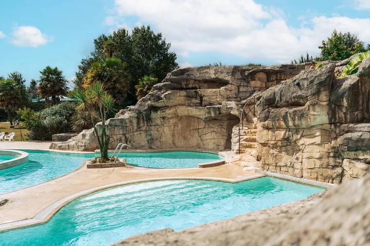 Tente pour 9 personnes, avec bassin pour enfant ainsi que sauna et jacuzzi en Bretagne - 4