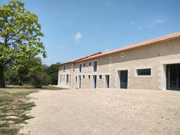 Location de vacances pour 15 personnes, avec jardin à Lhommaizé - 2