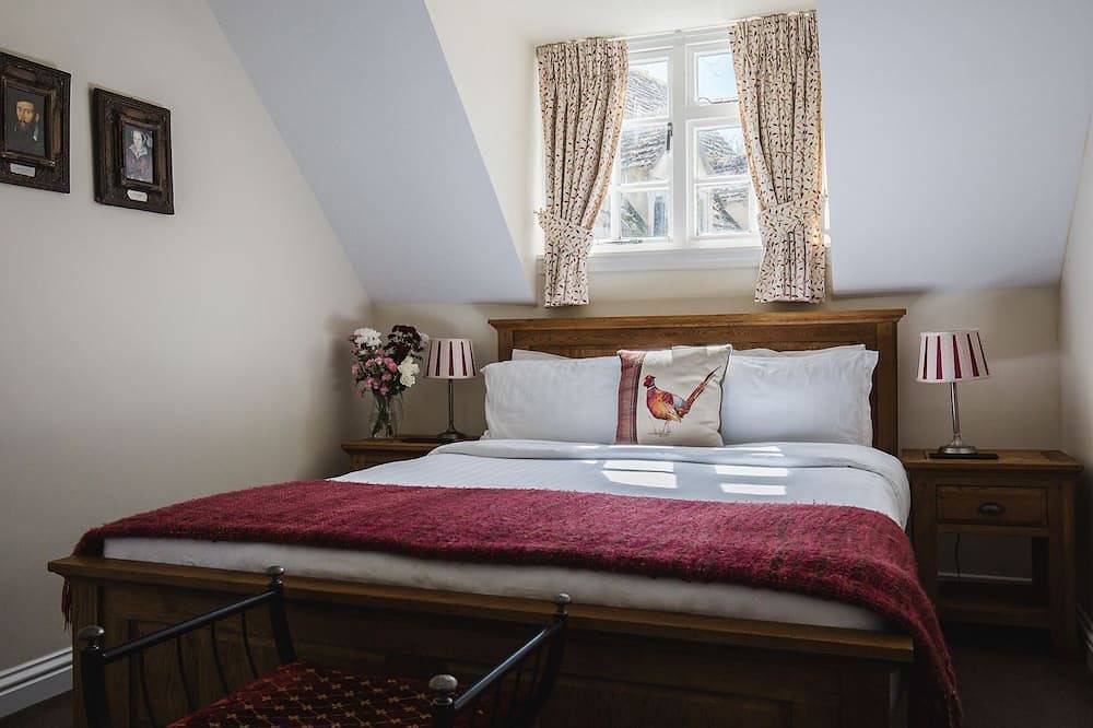 A sudeley castle cottage that sleeps 6 guests  in 2 bedrooms in Winchcombe, Gloucestershire