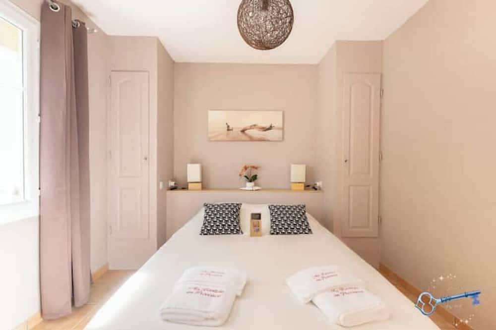 2 bedroom house in Provence with swimming pool 10 minutes from Parc Spirou in Loriol-du-Comtat, Vaucluse