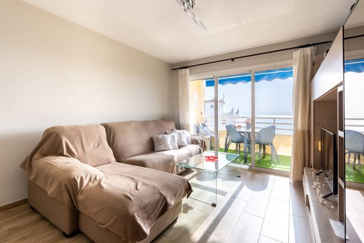 Entire apartment, Apartment "Paradise" on the Beach with Pool, Tennis Court, Terrace & Wi-Fi in Benalmádena Costa, Benalmádena