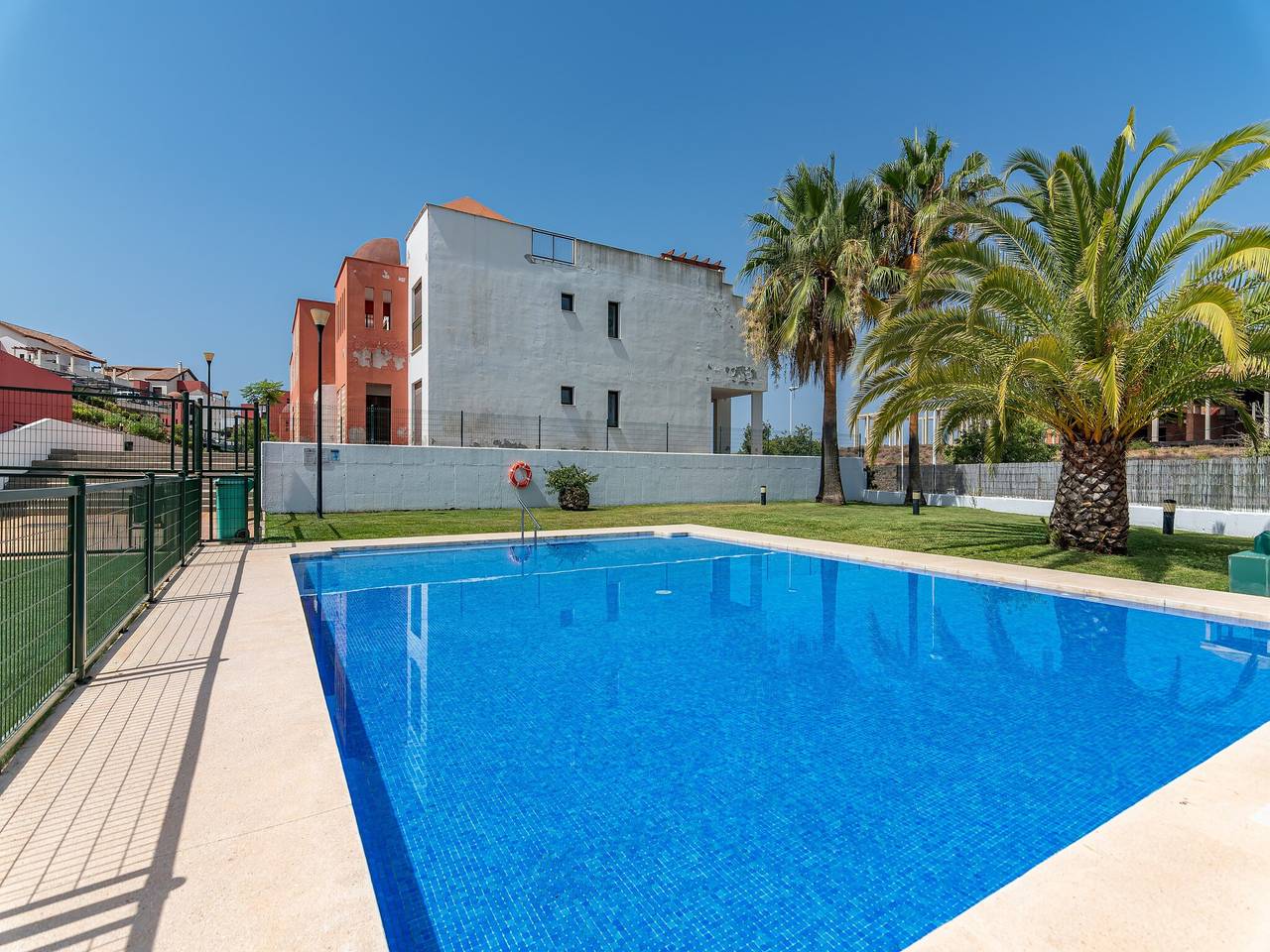 Apartamento inteiro, Apartamento de férias para 6 pessoas com jardim in Urbanizacion Costa Esuri, Ayamonte