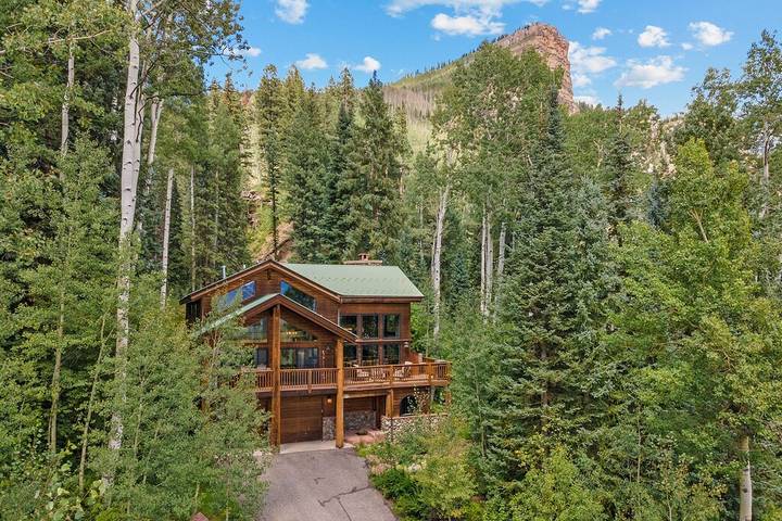 Vacation house for 15 people, with yard and hot tub in Purgatory