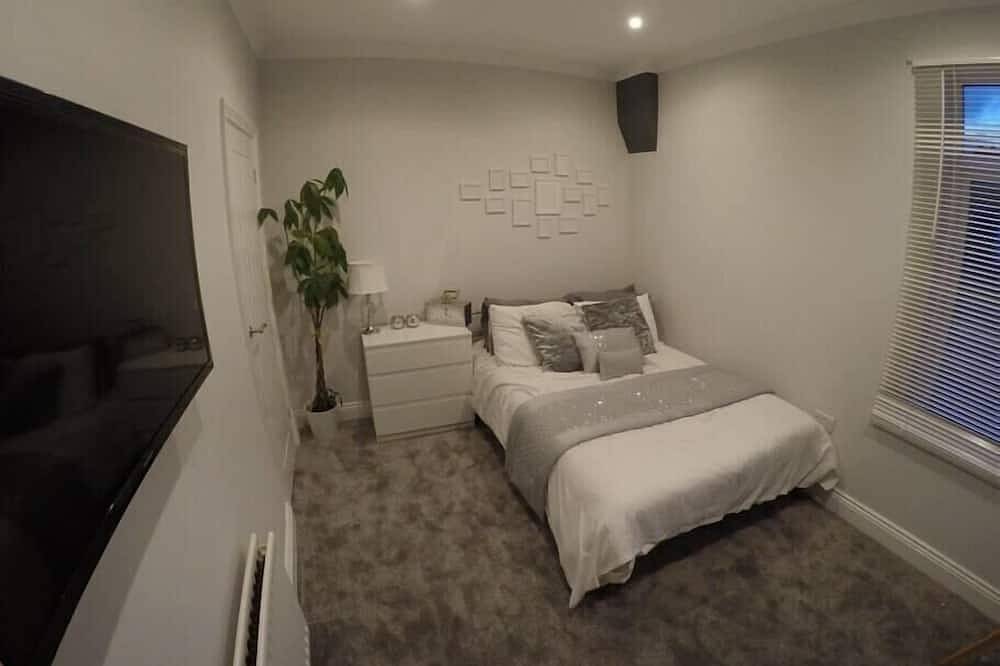 Essex House| Bedroom Tv| Fast Wifi| Workstays Uk in Middlesbrough, North East England