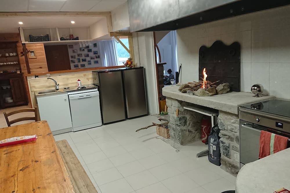 Entire apartment, Grand et Confortable Hébergement aux Portes du Parc National des Pyrénées in Station d'Artouste, Laruns