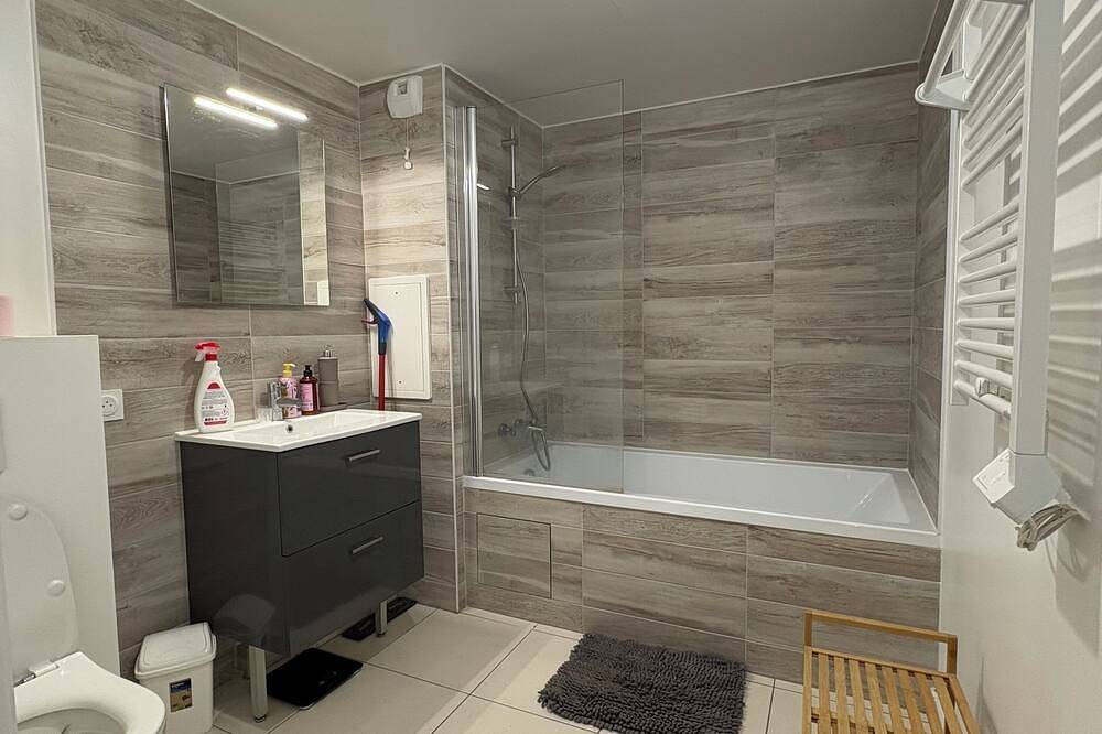 Chambre chez l'habitant avec vue sur parc, située  à 15 min en metro de Paris in Bois-Colombes, Hauts-de-Seine