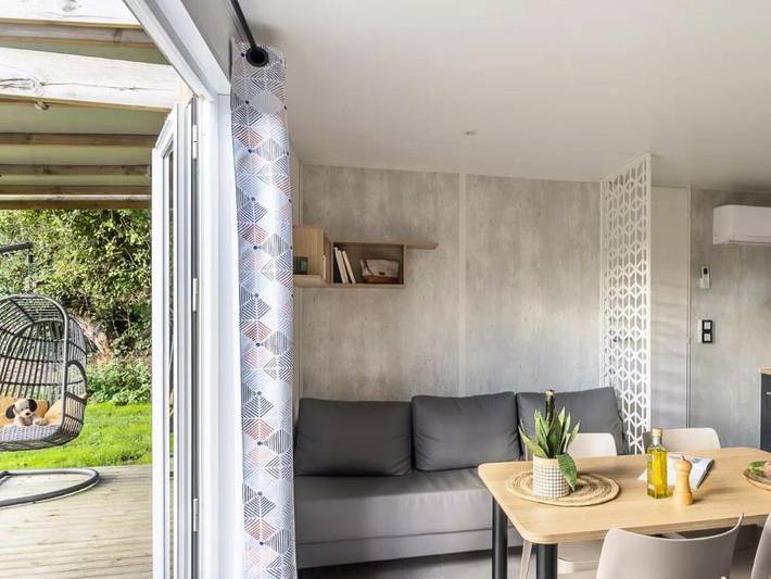 Camping Le Village Perrosien - Mobilhome 4 personnes - Cabane Premium 3 Pièces 4 Personnes Climatisée + Tv in Perros-Guirec, Côte de Granit Rose