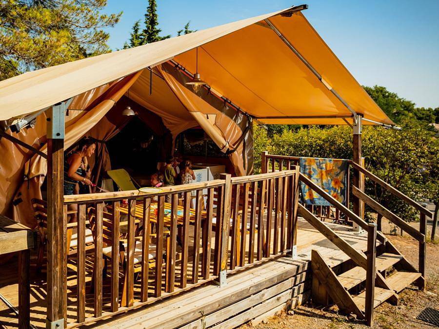 Camping Sites et Paysages - La Pinède - Tente 4 personnes - Lodge - Sans sanitaires in Lézignan-Corbières, Région de Narbonne