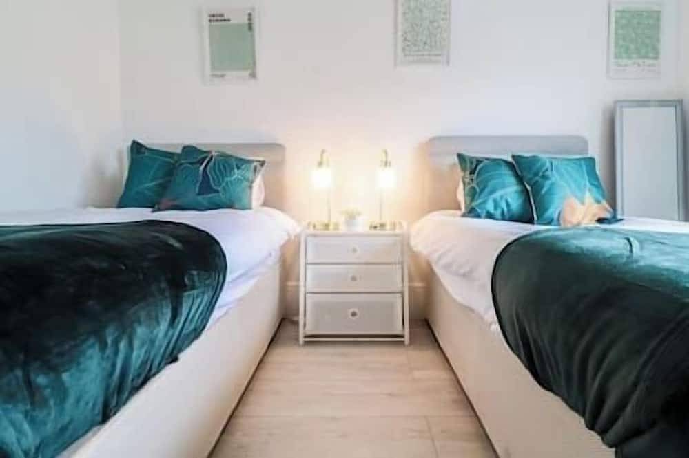 Fantastic 4 Bedroom House in Portsmouth, Südostengland
