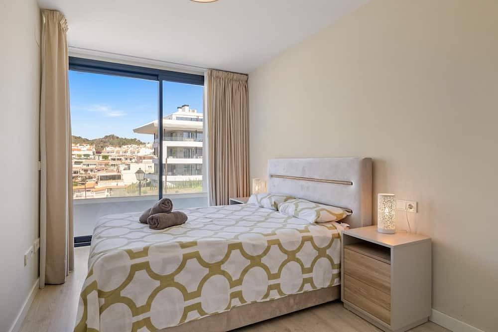 White House : Charming & spacious Villa, Big terrace with sea & mountain views . in Myramar, Fuengirola