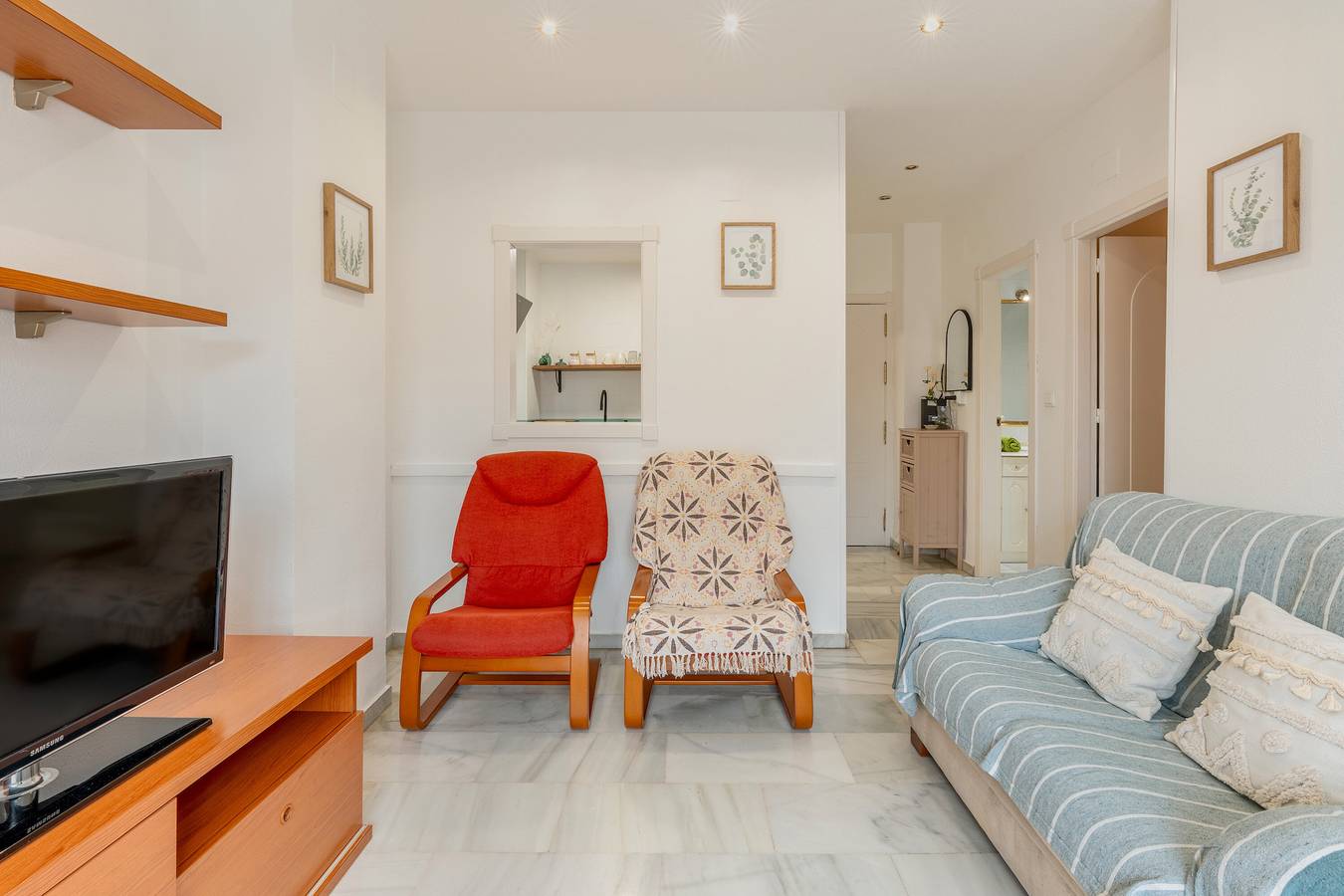 Apartamento entero, Apartamento 'Luminoso Y Acogedor' con vistas a la montaña, Wi-Fi y aire acondicionado in Entorno de Sierra Nevada, Cenes de la Vega