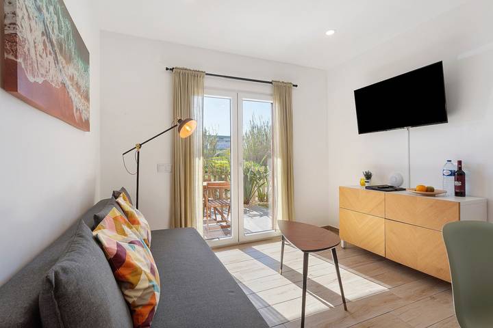 Apartamento entero, Apartamento '2' con piscina compartida, terraza privada y Wi-Fi in Lourinhã, Distrito de Lisboa