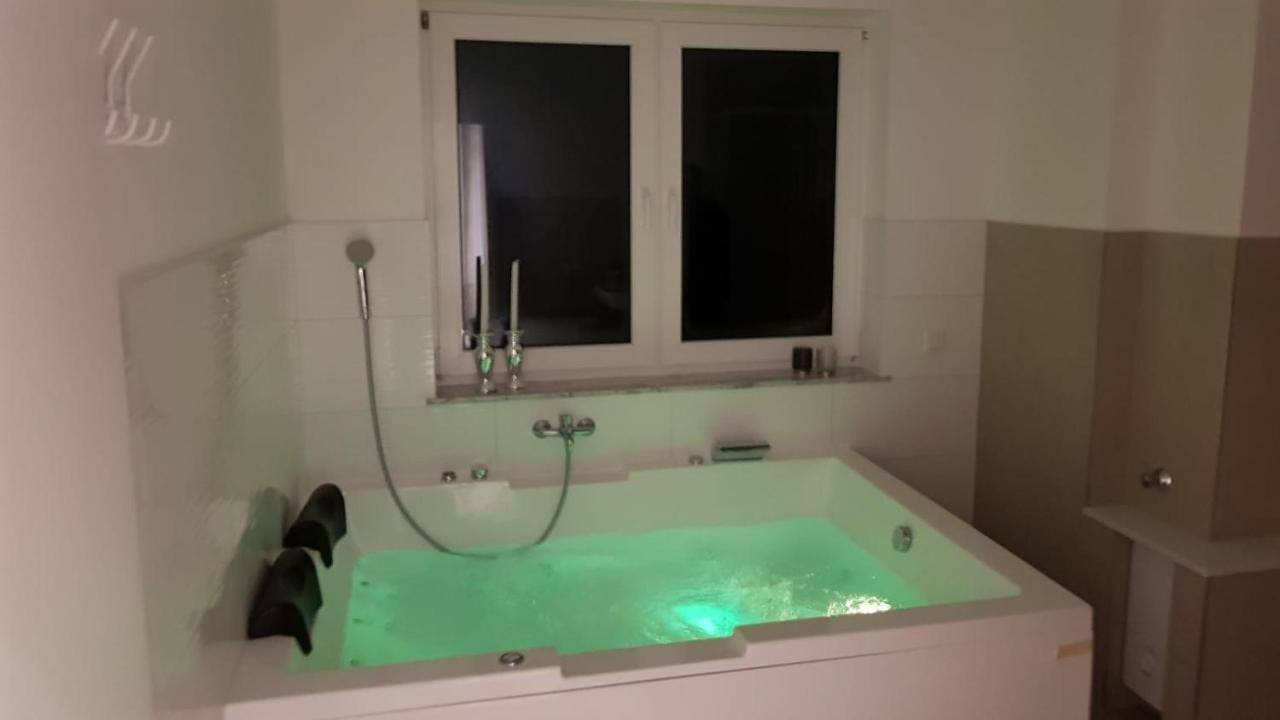 Ganze Wohnung, Ferienwohnung mit Jacuzzi Nähe Flughafen Köln Bonn in Troisdorf, Rhein-Sieg-Kreis